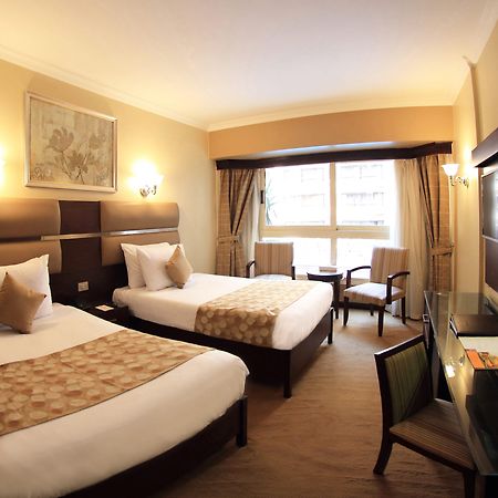 Pyramisa Suites Hotel Cairo Giza Exteriér fotografie A room at the hotel