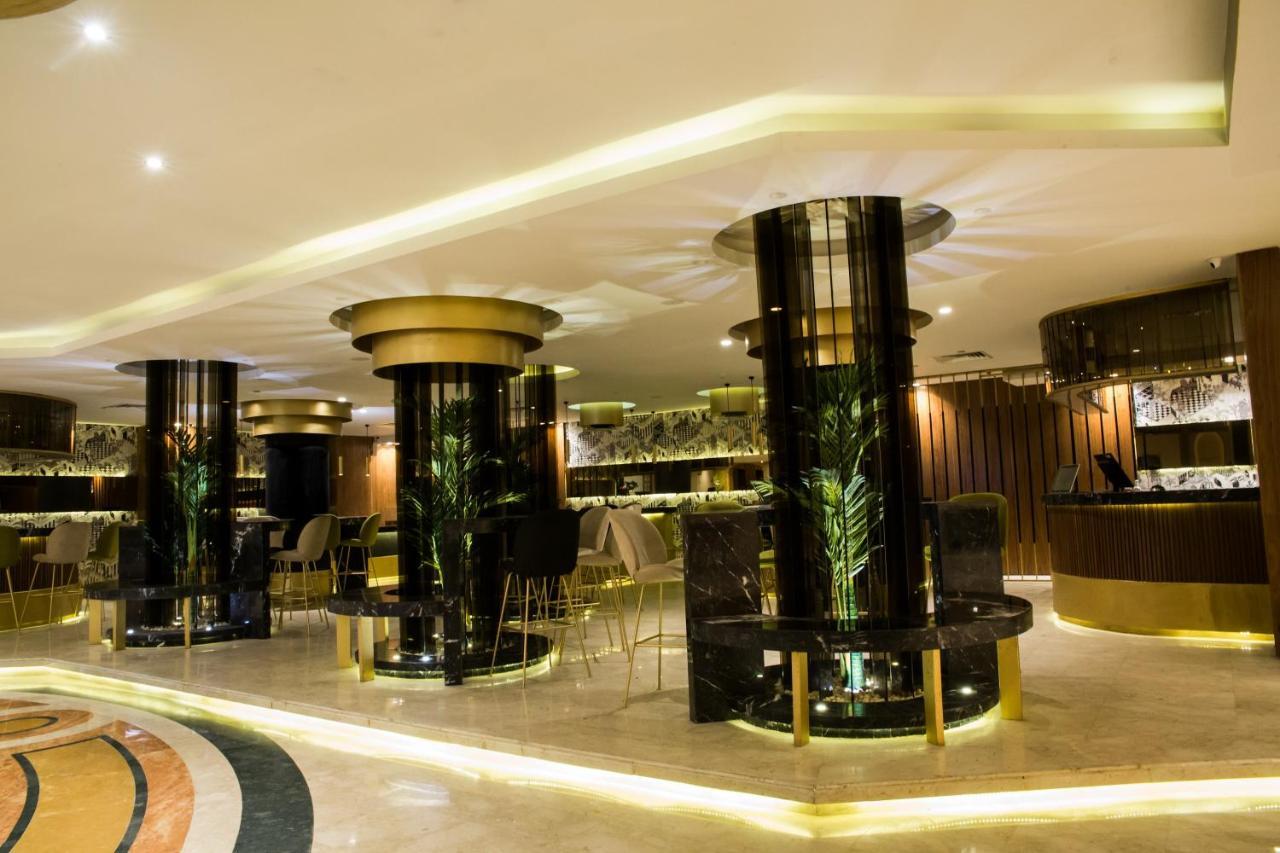 Pyramisa Suites Hotel Cairo Giza Exteriér fotografie The lobby of the hotel