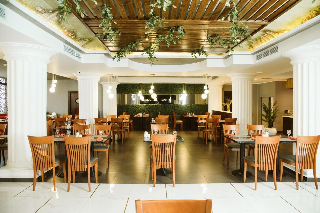 Pyramisa Suites Hotel Cairo Giza Exteriér fotografie The interior of the restaurant