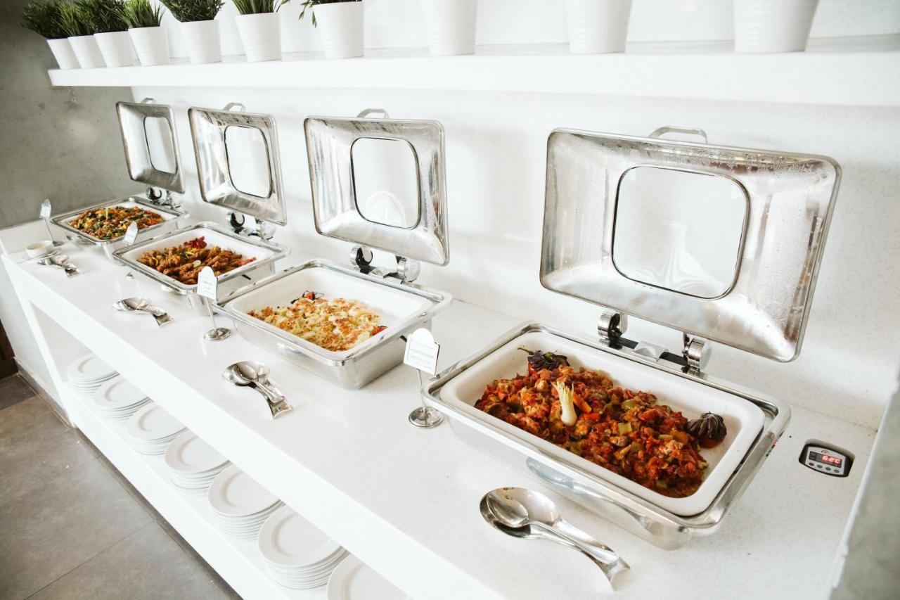 Pyramisa Suites Hotel Cairo Giza Exteriér fotografie Buffet at a luxury hotel