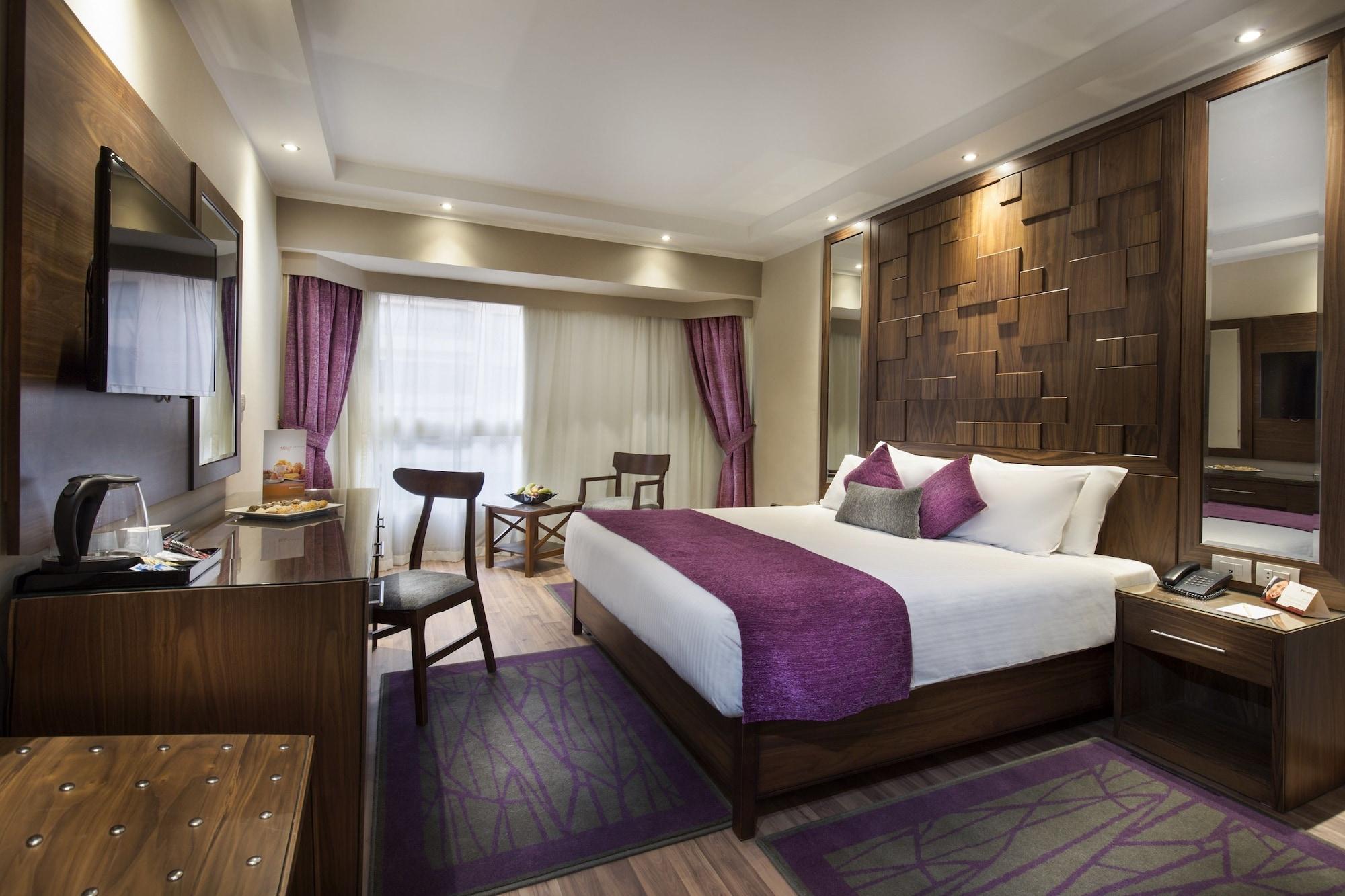 Pyramisa Suites Hotel Cairo Giza Exteriér fotografie A room at the hotel
