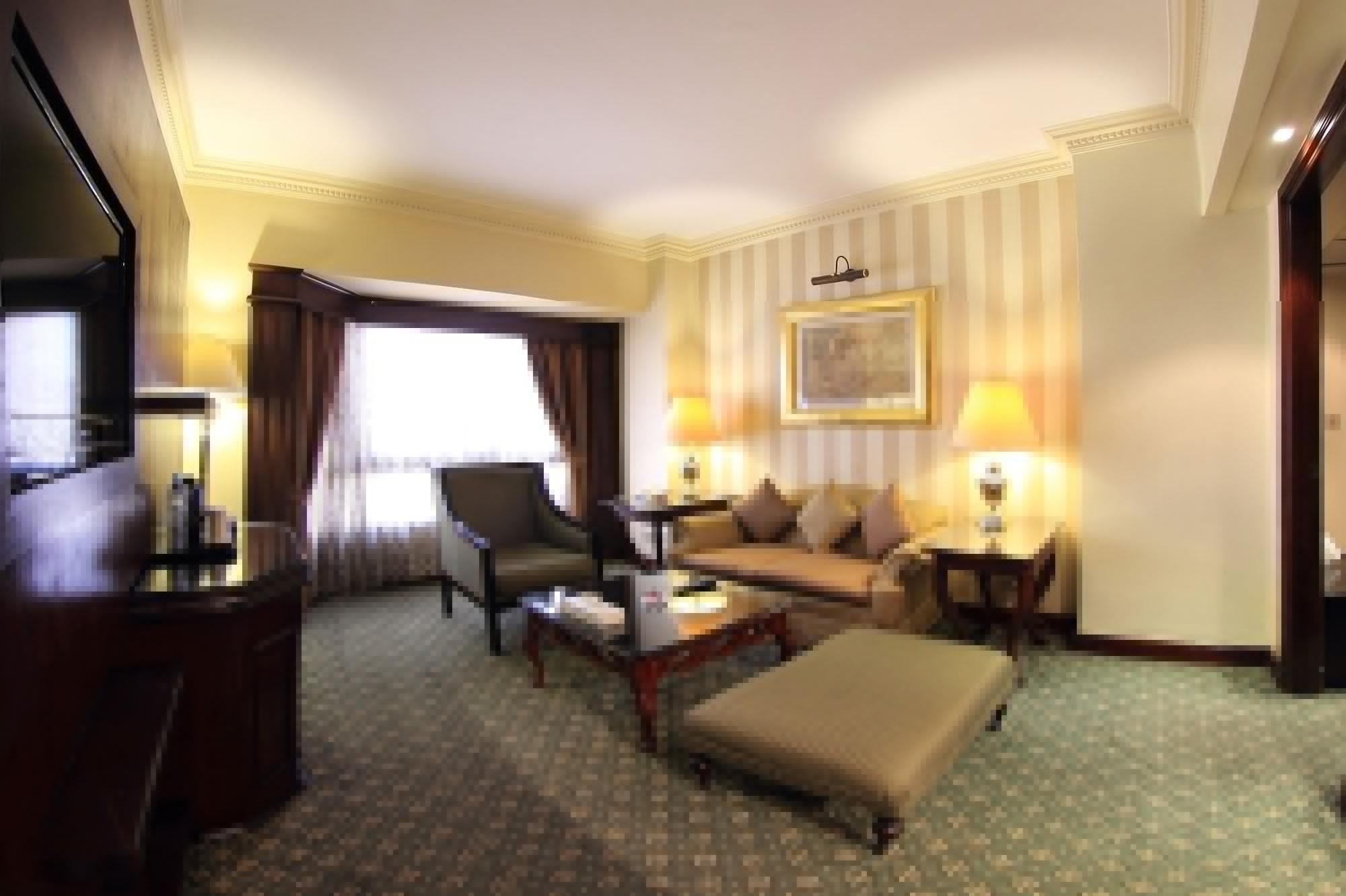 Pyramisa Suites Hotel Cairo Giza Exteriér fotografie A room at the hotel