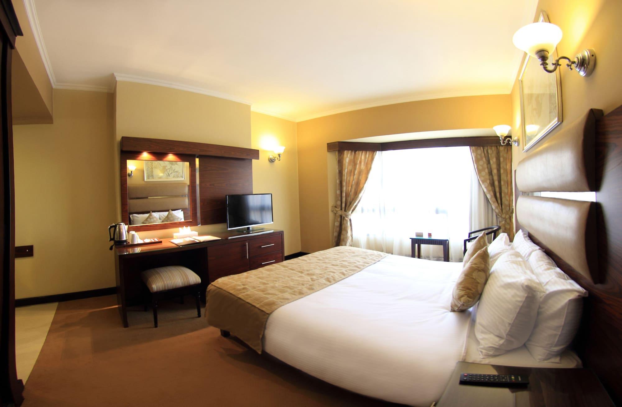 Pyramisa Suites Hotel Cairo Giza Exteriér fotografie A room at the hotel