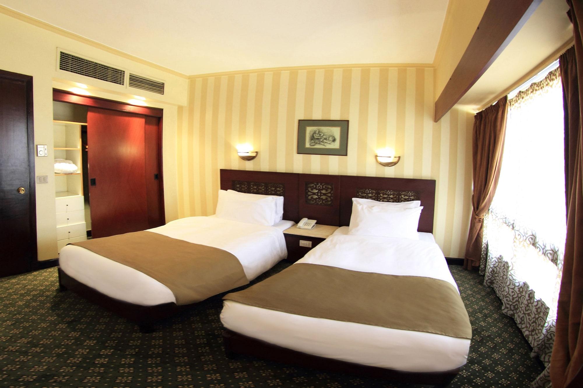 Pyramisa Suites Hotel Cairo Giza Exteriér fotografie A room at the hotel