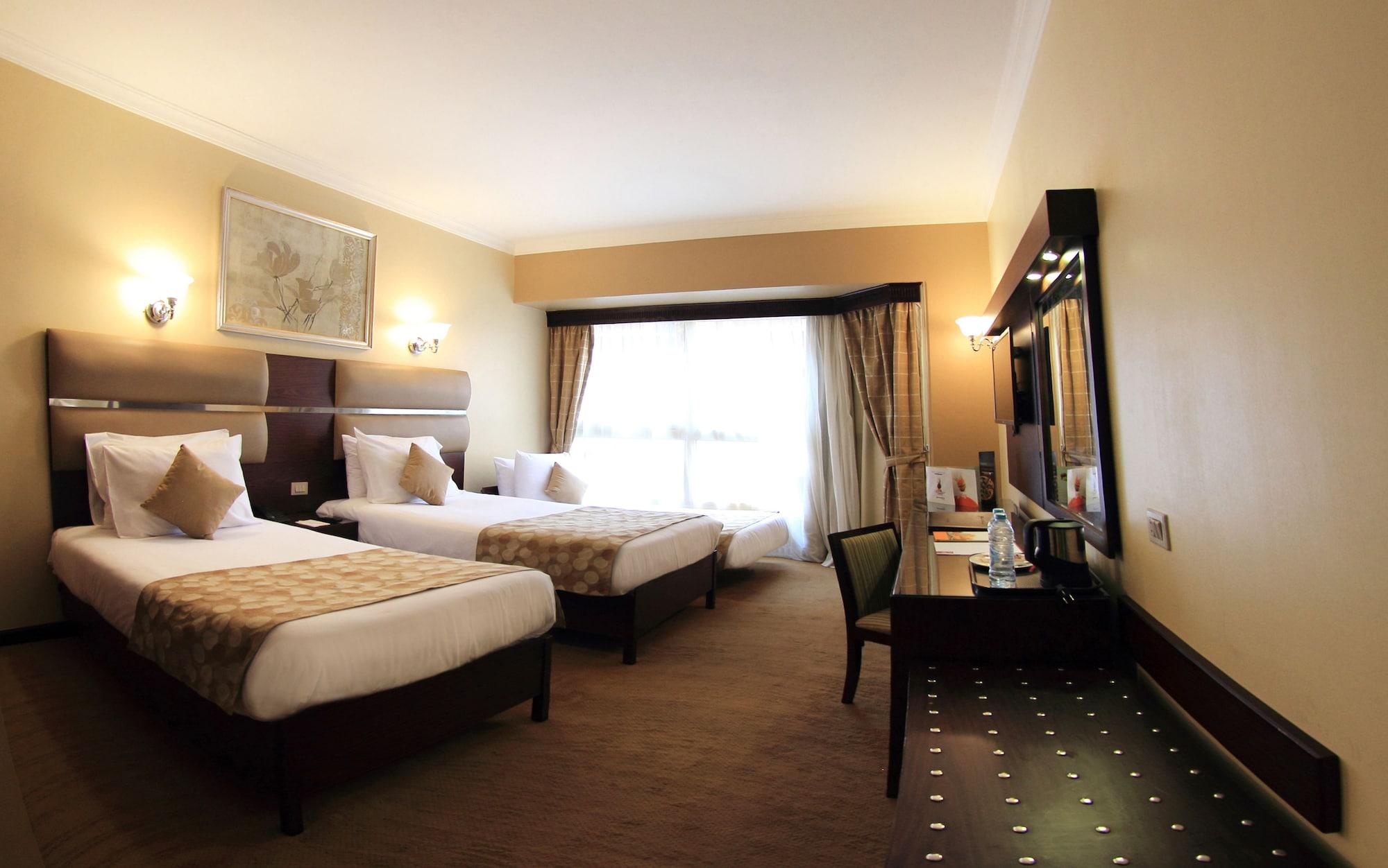 Pyramisa Suites Hotel Cairo Giza Exteriér fotografie A room at the hotel