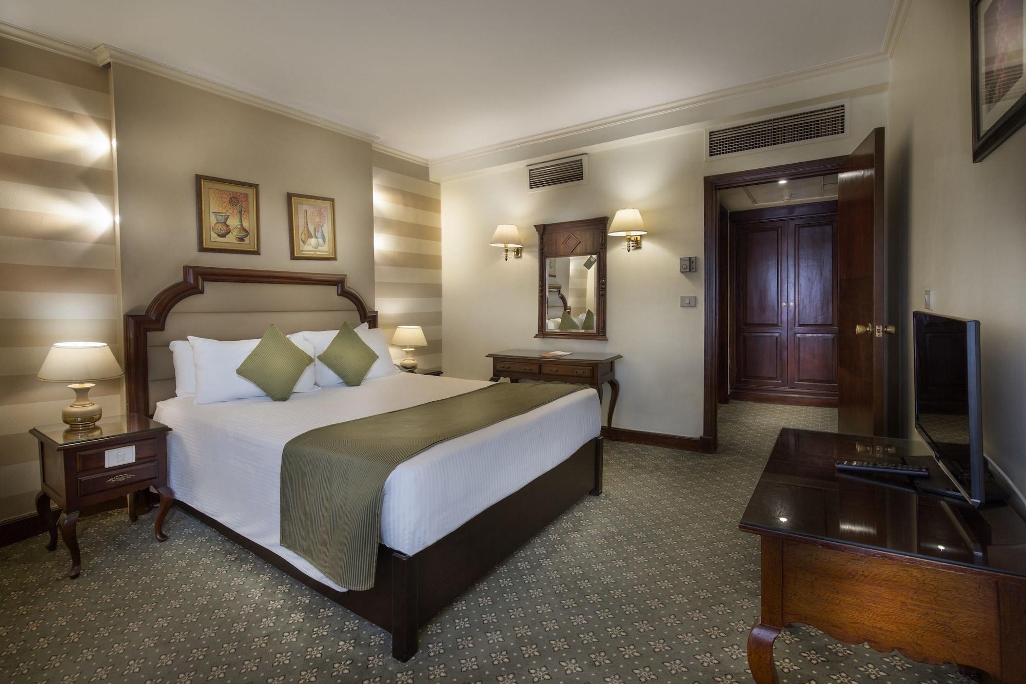 Pyramisa Suites Hotel Cairo Giza Exteriér fotografie A room at the hotel