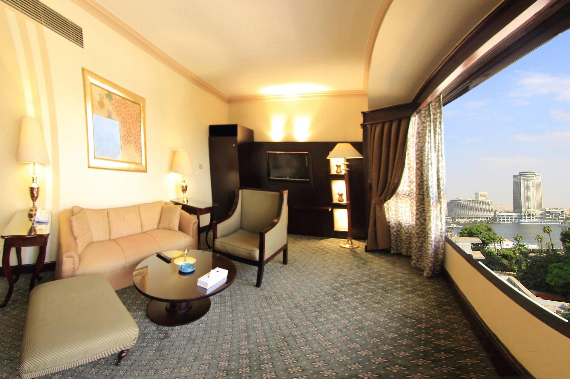 Pyramisa Suites Hotel Cairo Giza Exteriér fotografie A room at the hotel