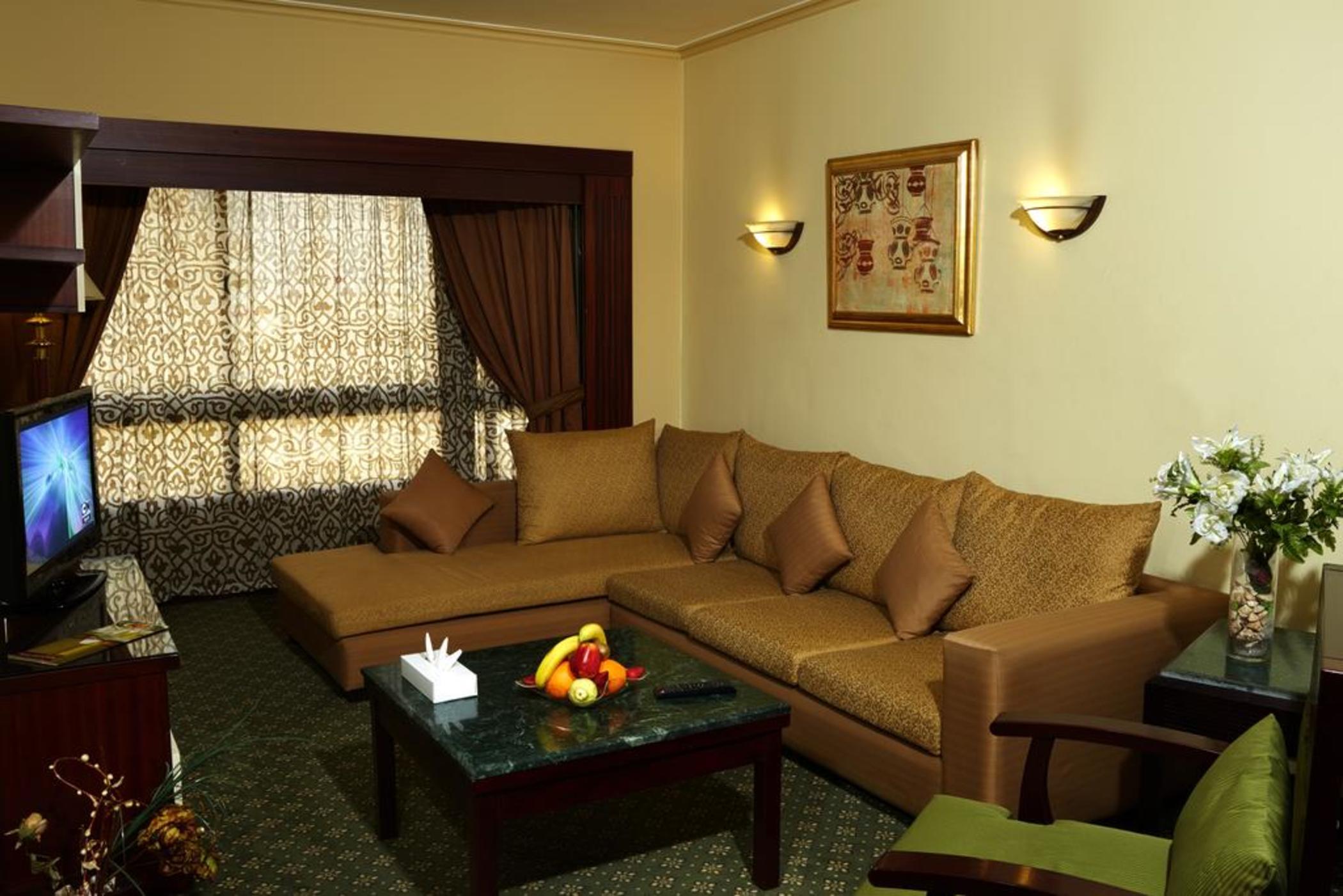 Pyramisa Suites Hotel Cairo Giza Exteriér fotografie A living room in a hotel