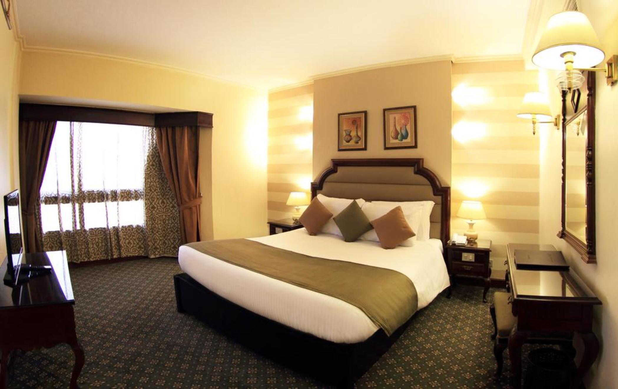 Pyramisa Suites Hotel Cairo Giza Exteriér fotografie A room at the hotel
