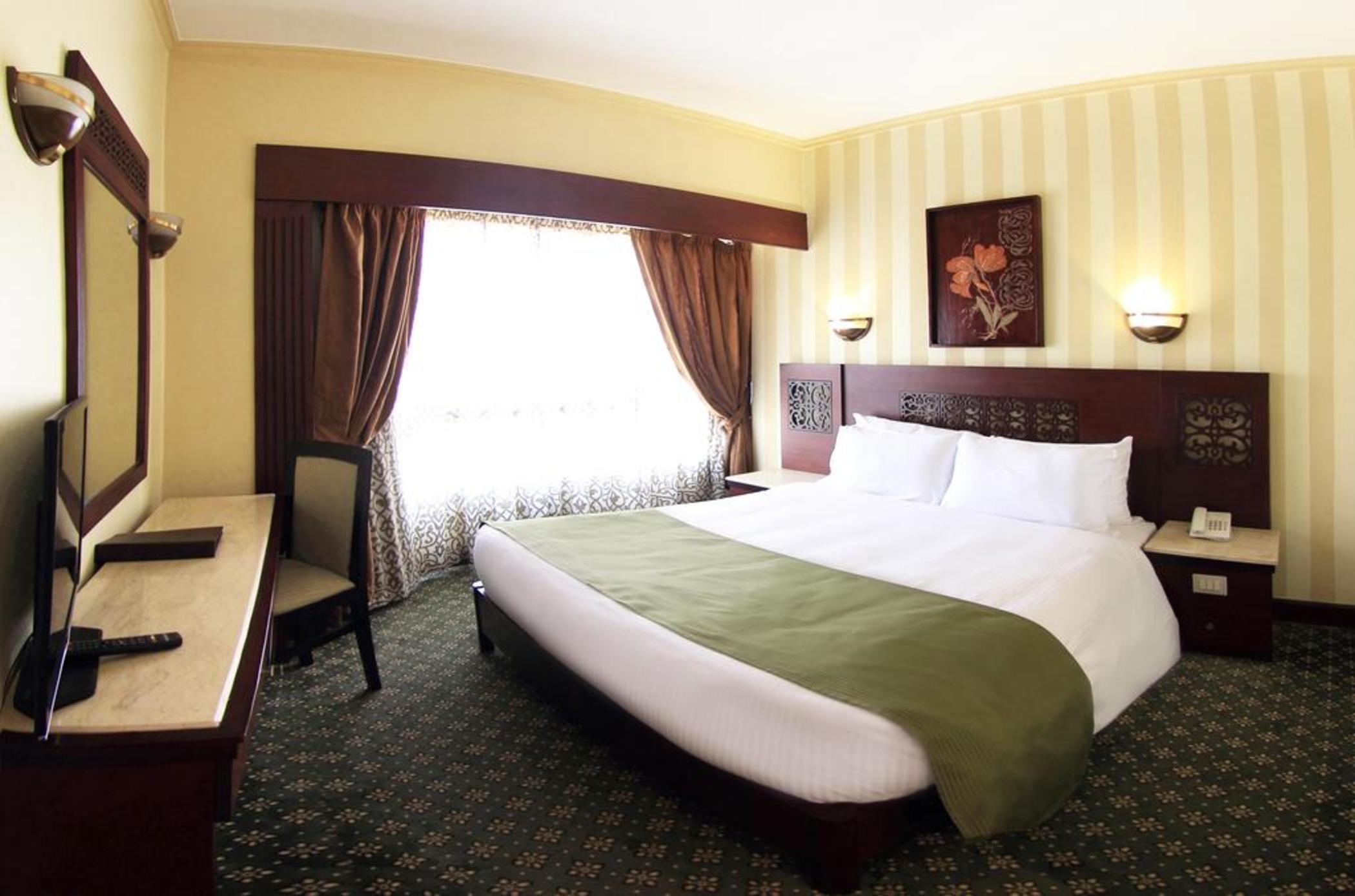 Pyramisa Suites Hotel Cairo Giza Exteriér fotografie A room at the hotel