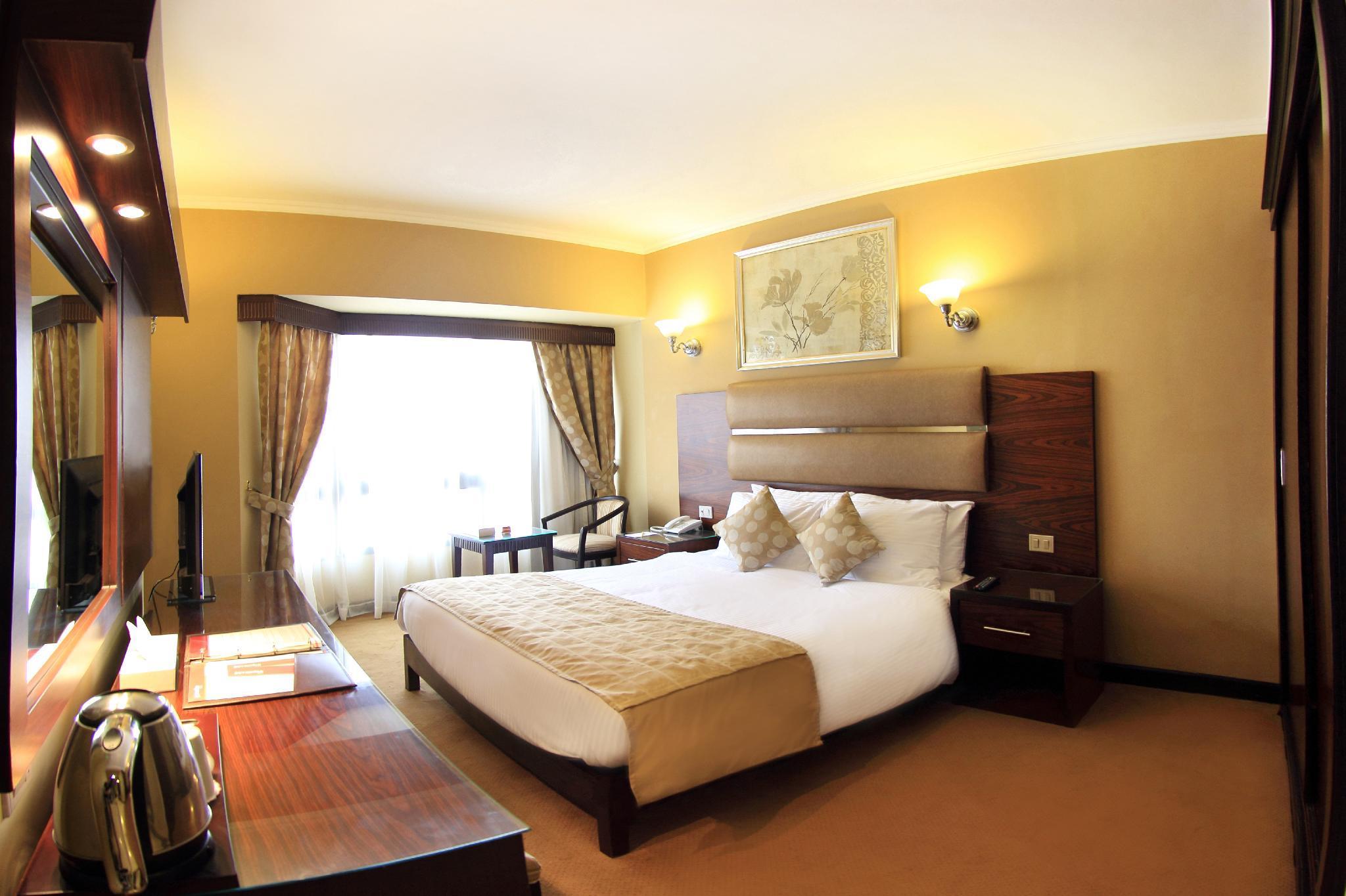 Pyramisa Suites Hotel Cairo Giza Exteriér fotografie A room at the hotel