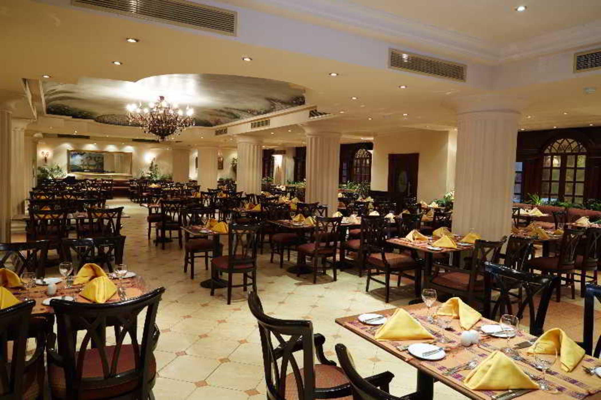 Pyramisa Suites Hotel Cairo Giza Exteriér fotografie The restaurant