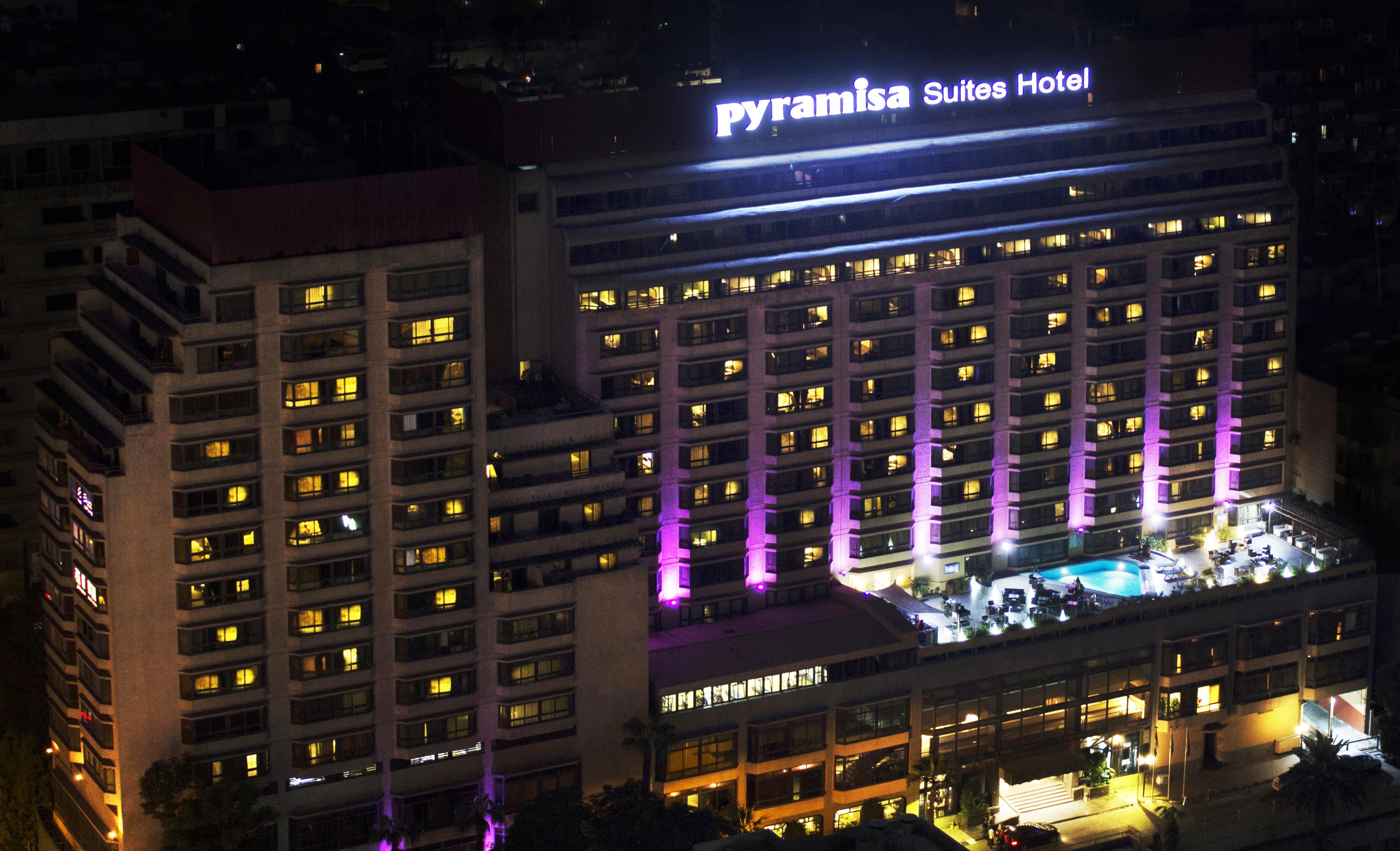 Pyramisa Suites Hotel Cairo Giza Exteriér fotografie The hotel at night