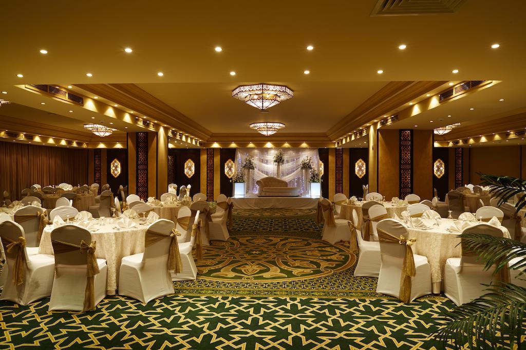 Pyramisa Suites Hotel Cairo Giza Exteriér fotografie The hotel's ballroom