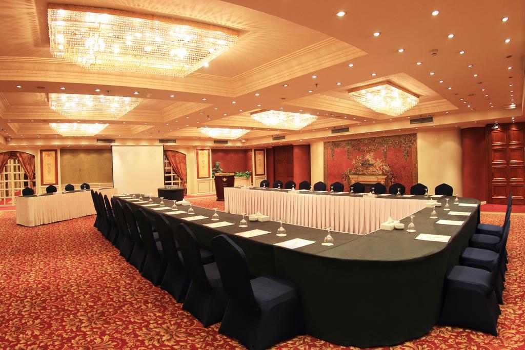 Pyramisa Suites Hotel Cairo Giza Exteriér fotografie The meeting room of the hotel