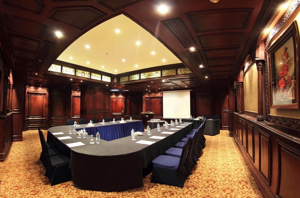 Pyramisa Suites Hotel Cairo Giza Exteriér fotografie The meeting room of the hotel