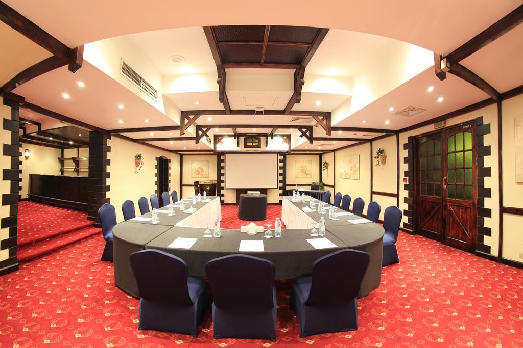Pyramisa Suites Hotel Cairo Giza Exteriér fotografie The meeting room at the hotel