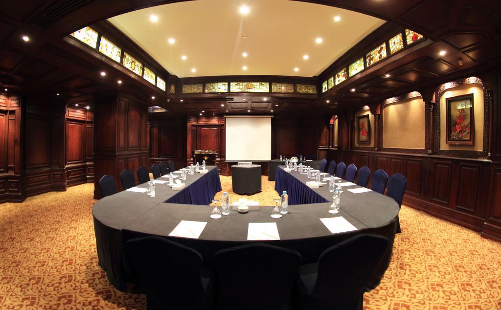 Pyramisa Suites Hotel Cairo Giza Exteriér fotografie The meeting room at the hotel