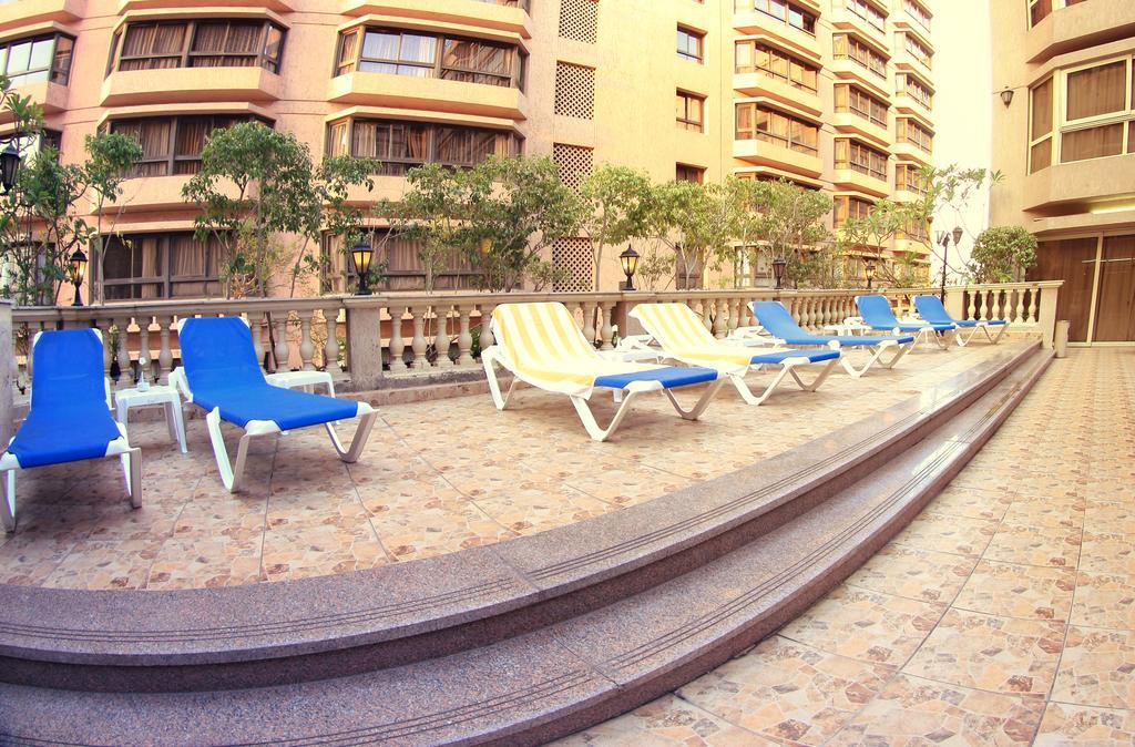 Pyramisa Suites Hotel Cairo Giza Exteriér fotografie A balcony of a modern apartment in Dubai