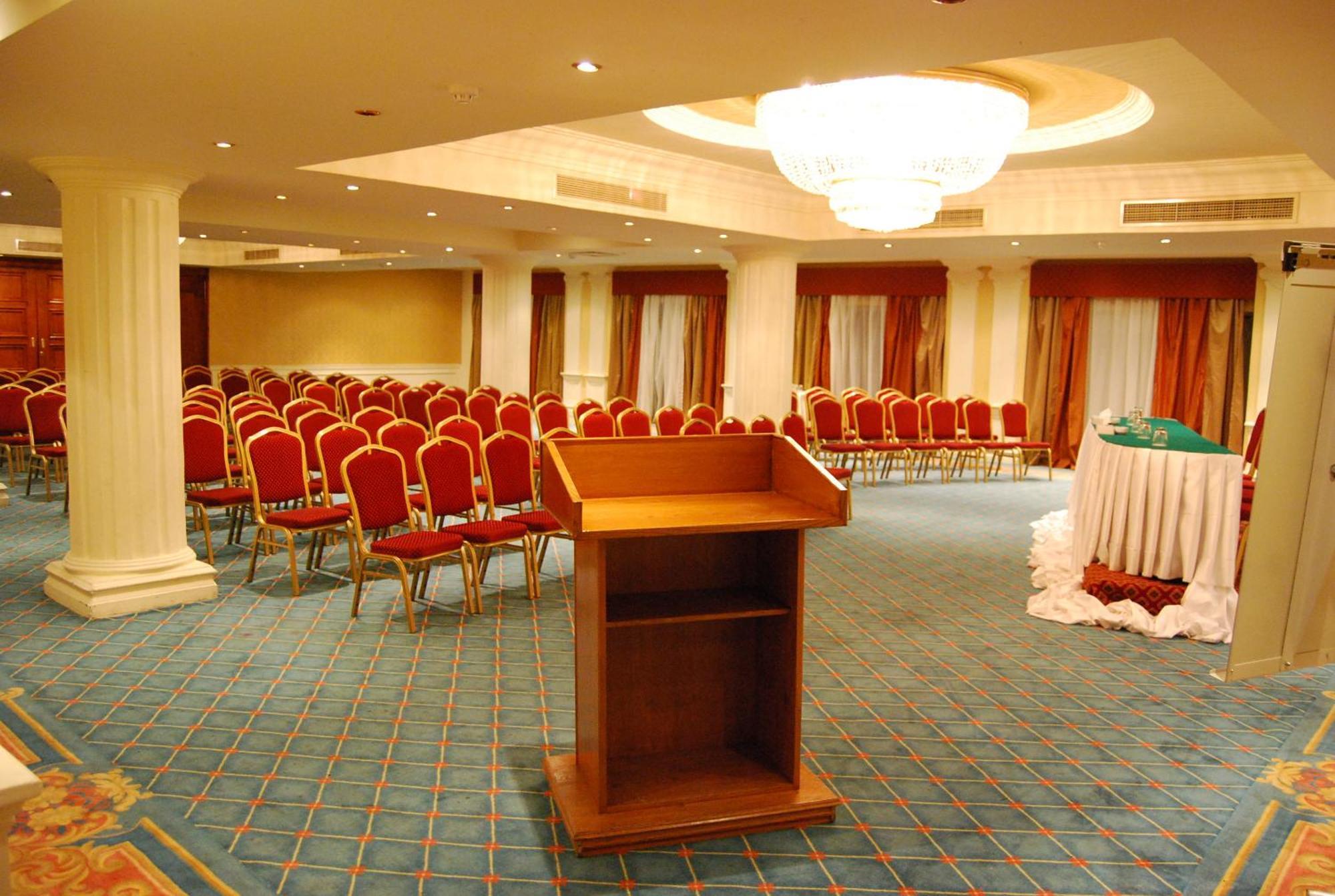 Pyramisa Suites Hotel Cairo Giza Exteriér fotografie The hotel's conference hall