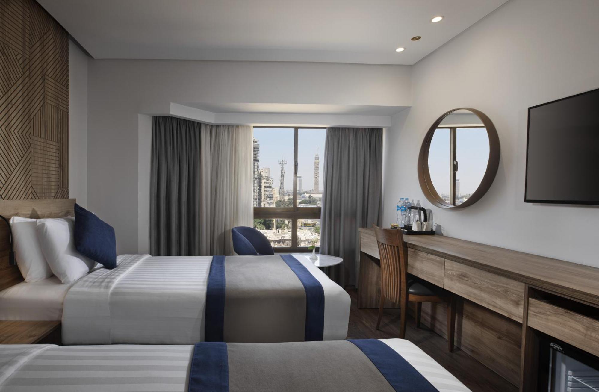 Pyramisa Suites Hotel Cairo Giza Exteriér fotografie A room at the hotel