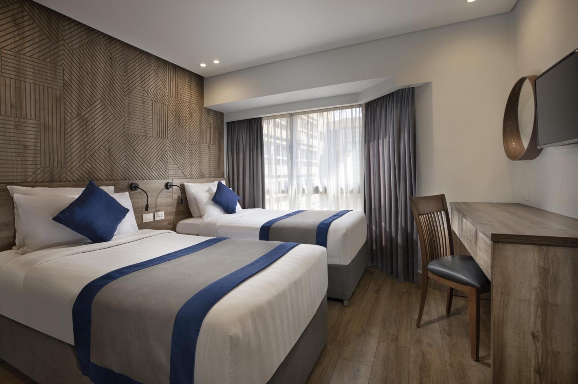 Pyramisa Suites Hotel Cairo Giza Exteriér fotografie A room at the hotel