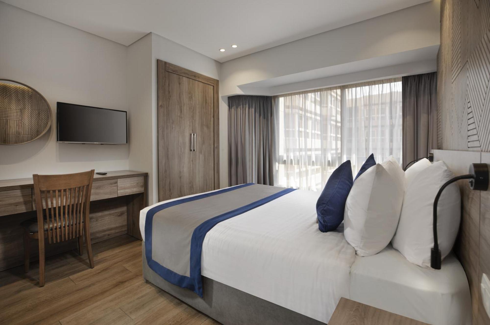 Pyramisa Suites Hotel Cairo Giza Exteriér fotografie A room at the hotel