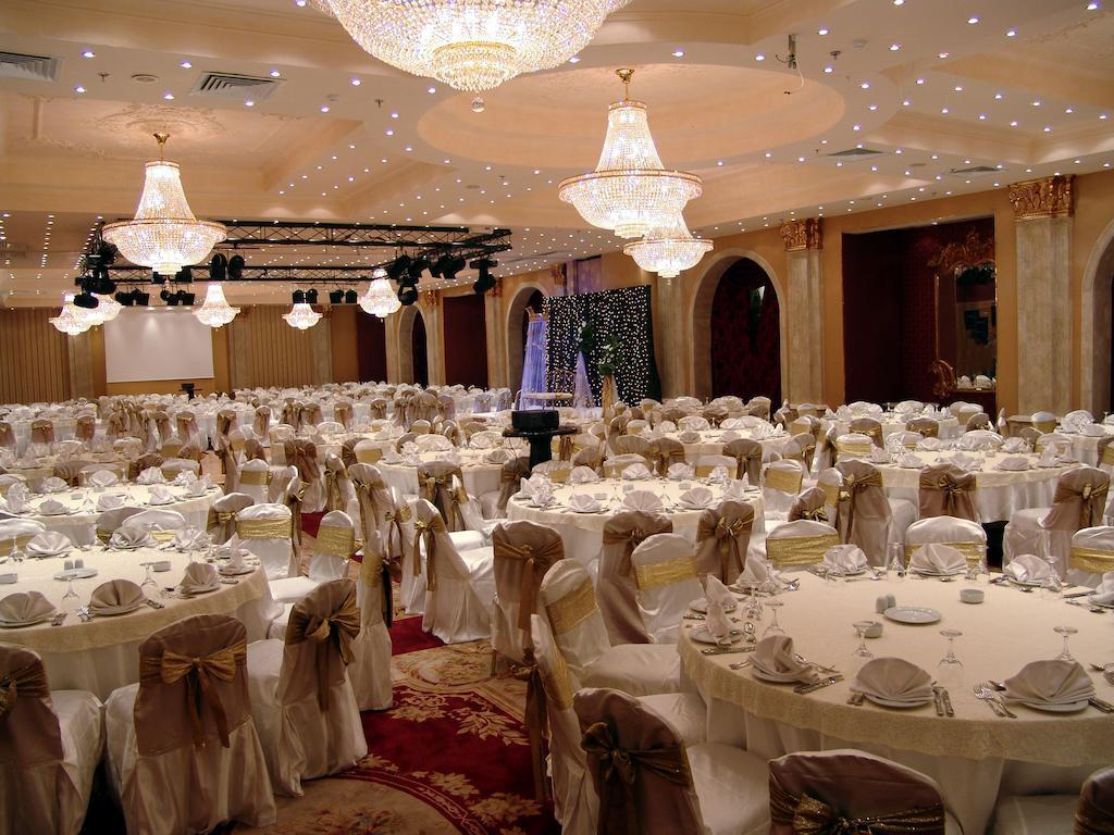 Pyramisa Suites Hotel Cairo Giza Exteriér fotografie The ballroom at the hotel