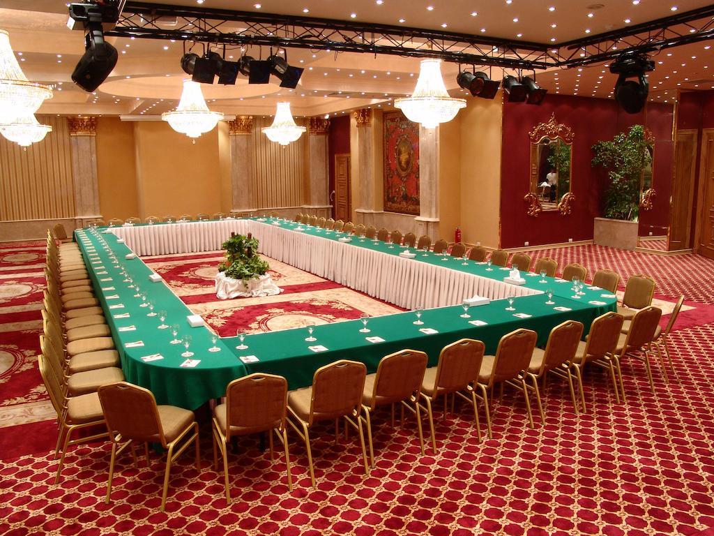 Pyramisa Suites Hotel Cairo Giza Exteriér fotografie A meeting room