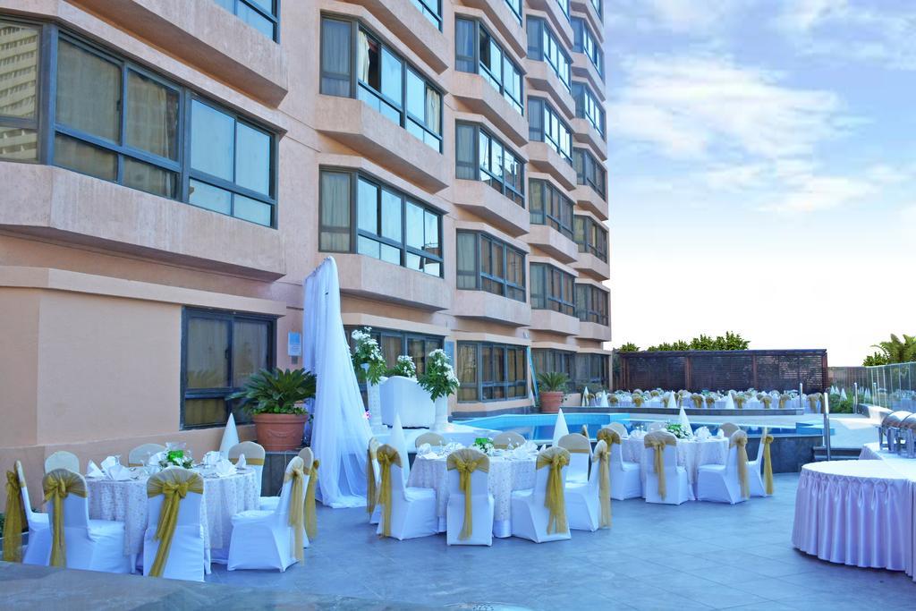 Pyramisa Suites Hotel Cairo Giza Exteriér fotografie The hotel's rooftop pool