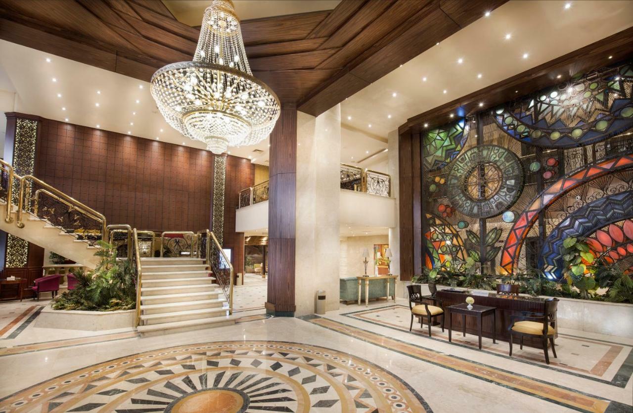 Pyramisa Suites Hotel Cairo Giza Exteriér fotografie The lobby of the hotel
