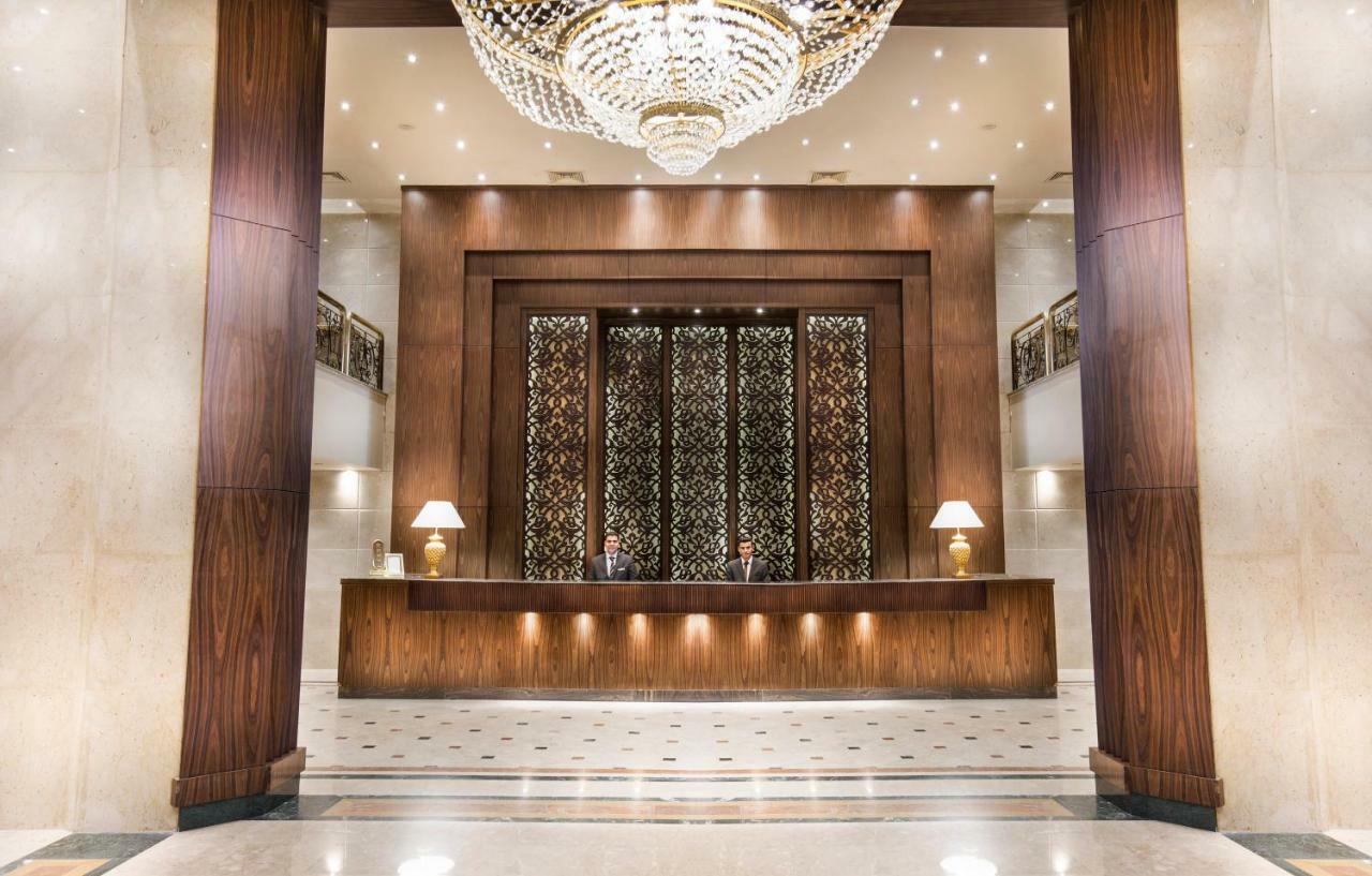 Pyramisa Suites Hotel Cairo Giza Exteriér fotografie Reception desk