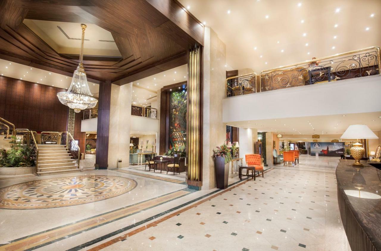 Pyramisa Suites Hotel Cairo Giza Exteriér fotografie The hotel lobby